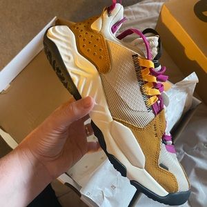 Womens size 8 Jordan Deltas